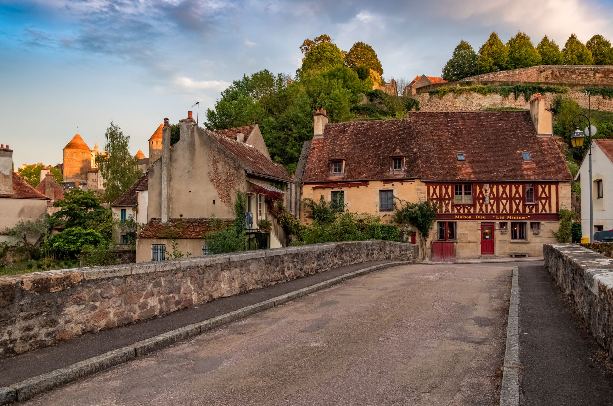 Замки, аббатства и шато. Аутентичные исторические городки и деревни Франции, где словно попадаешь в прошлое